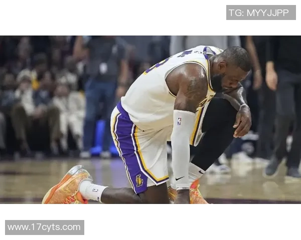 詹姆斯在勇士对骑士的比赛中上演惊天爆扣引发全场沸腾